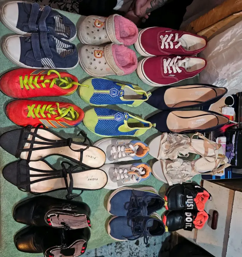 Lote deropa y  zapatos variados - 1