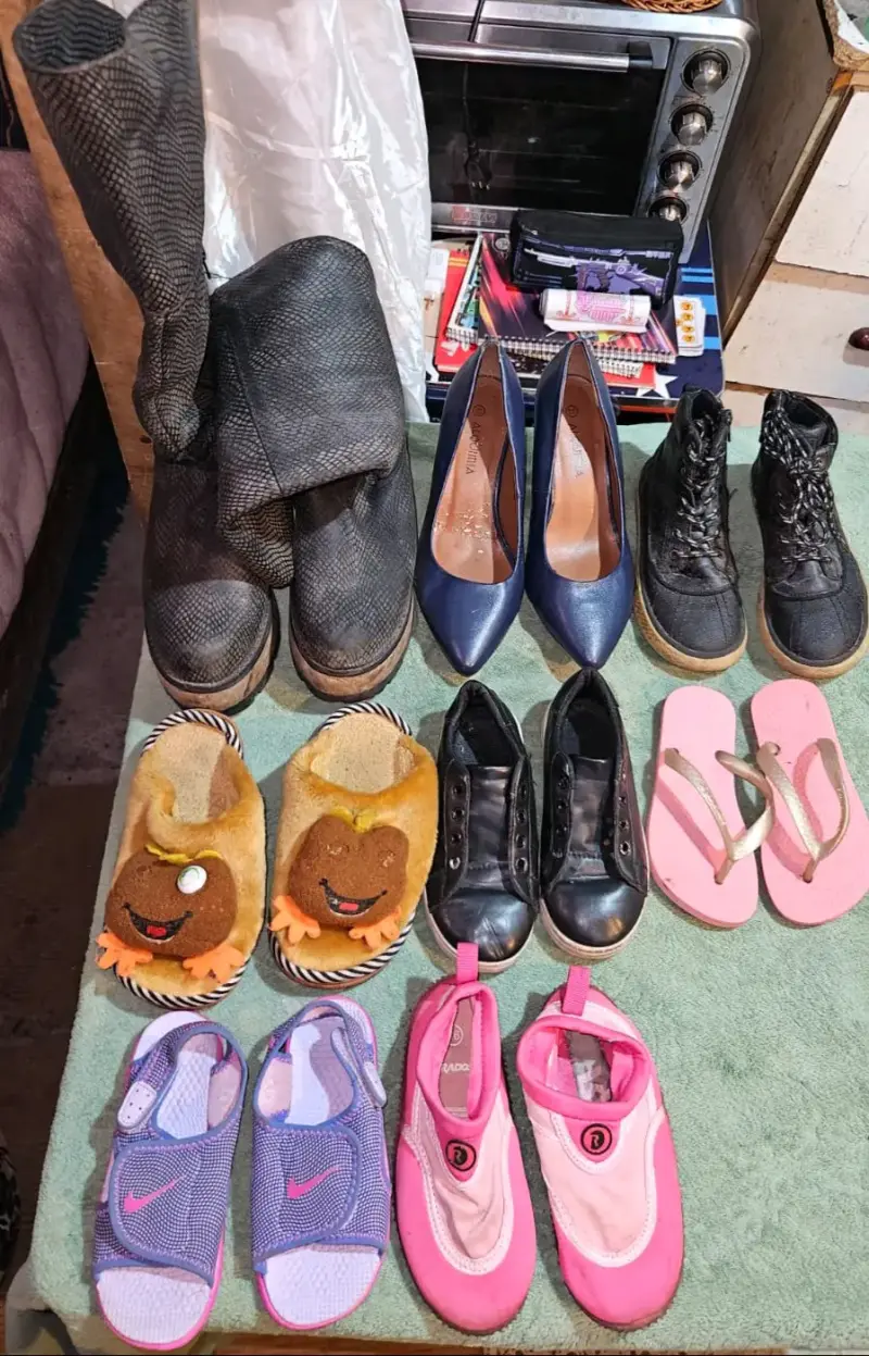 Lote deropa y  zapatos variados - 3
