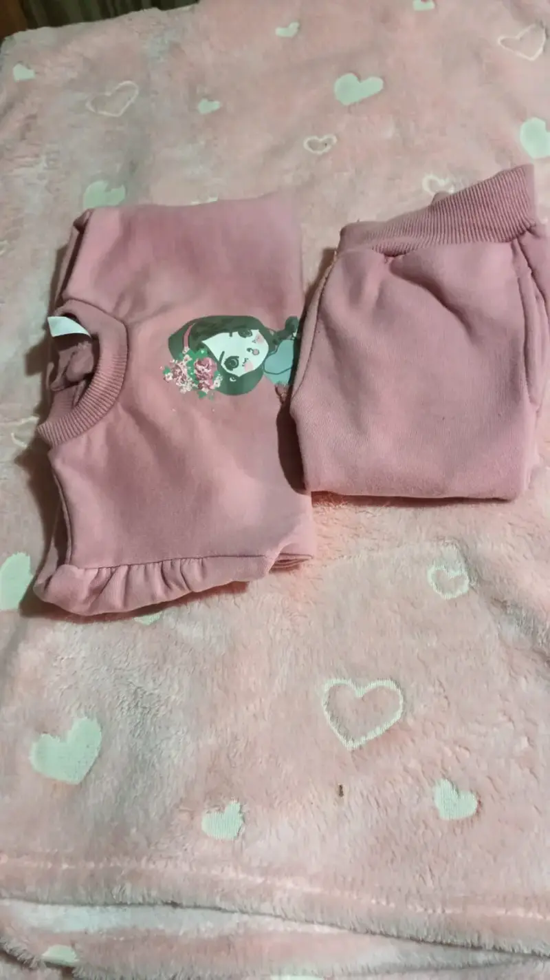Buzo rosa con diseño infantil - 1