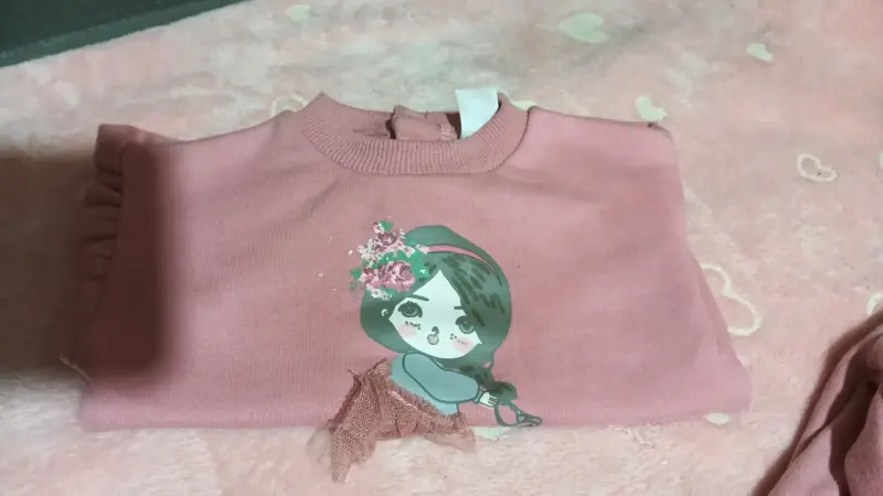 Buzo rosa con diseño infantil - 2