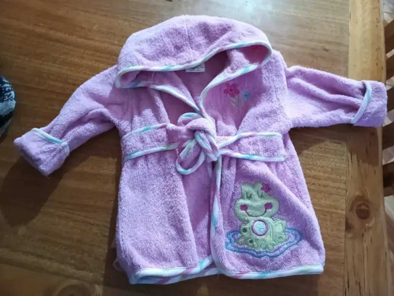 Bata rosa con diseño infantil