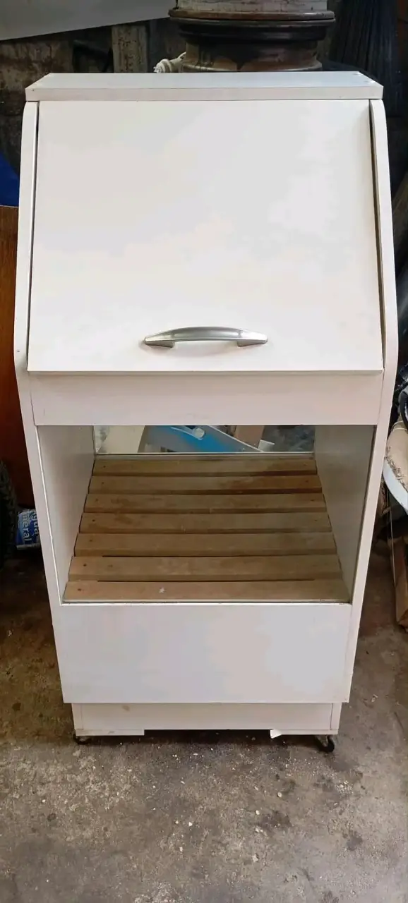 Vitrina panadera blanca con puertas - 1