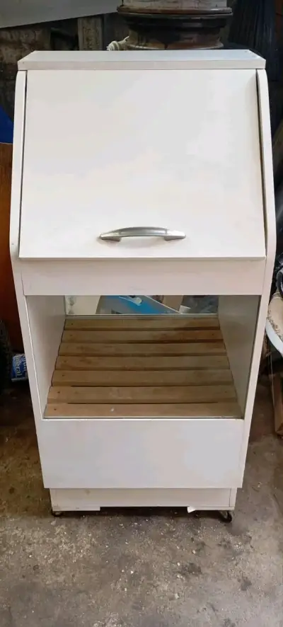 Vitrina panadera blanca con puertas - miniatura 1