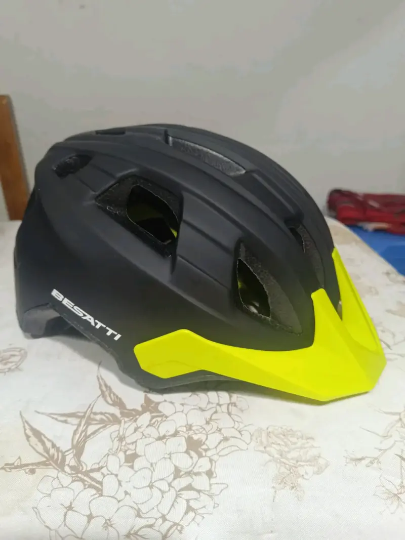 Casco de ciclismo negro y amarillo