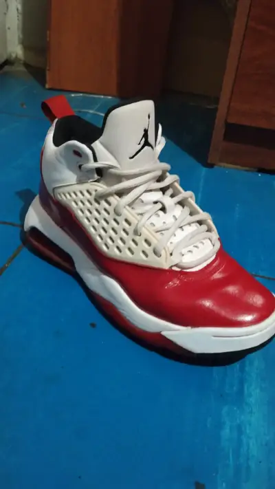 Zapatillas deportivas rojas y blancas - miniatura 3