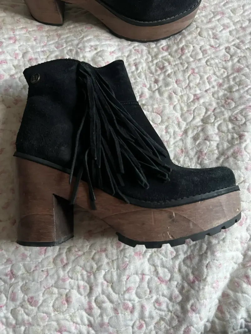 Botines negros con flecos - 1