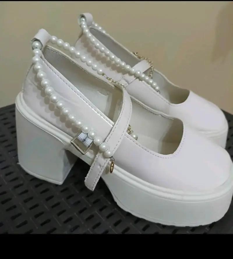 Zapatos plataforma blancos con perlas
