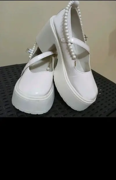 Zapatos plataforma blancos con perlas - miniatura 3