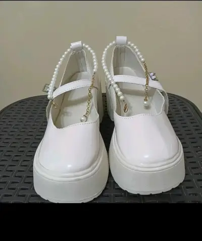 Zapatos plataforma blancos con perlas - miniatura 4