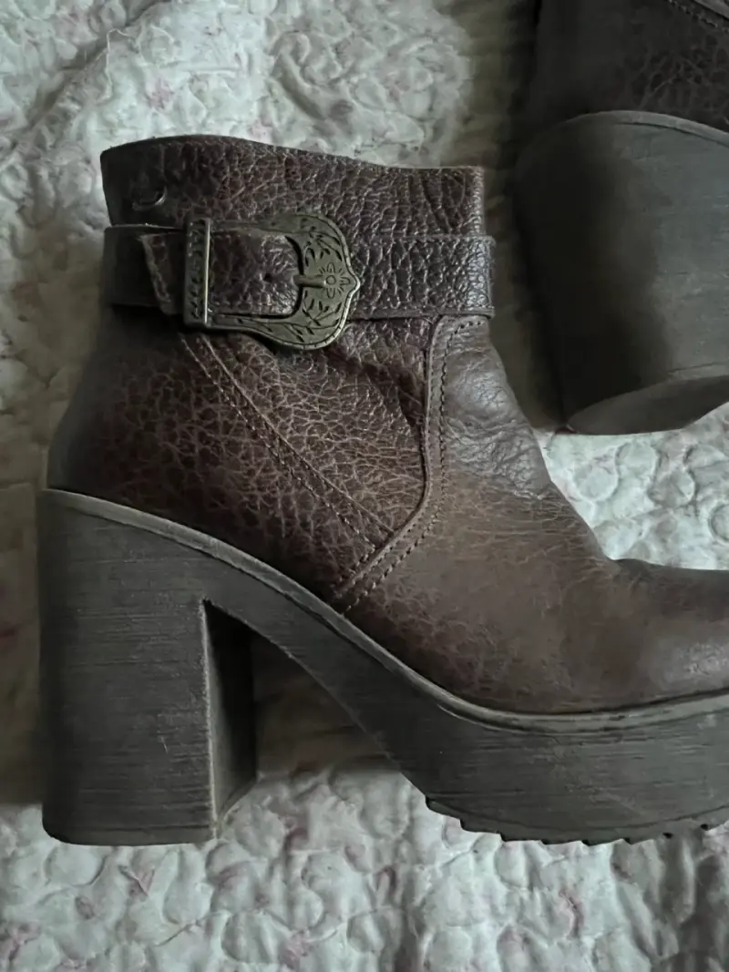 Botines de cuero con hebilla