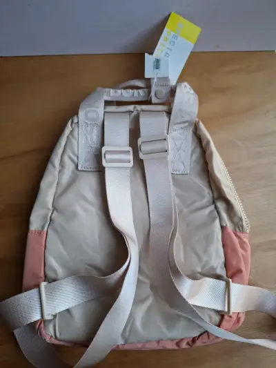 Mochila sin uso beige con detalles rosados - miniatura 3