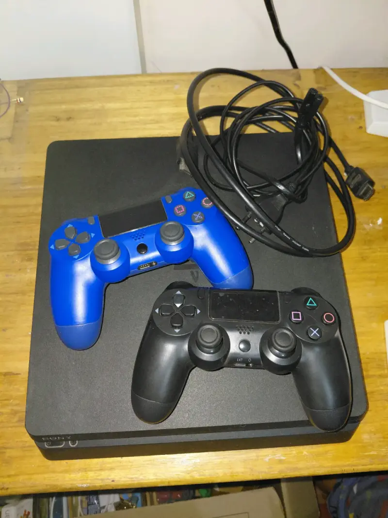 Consola de juegos con 2 mandos