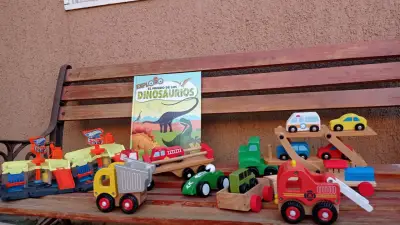 Lote juguetes de madera, autolavado y libro - miniatura 1