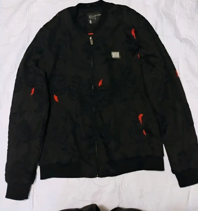 Chaqueta negra con estampado floral - 1