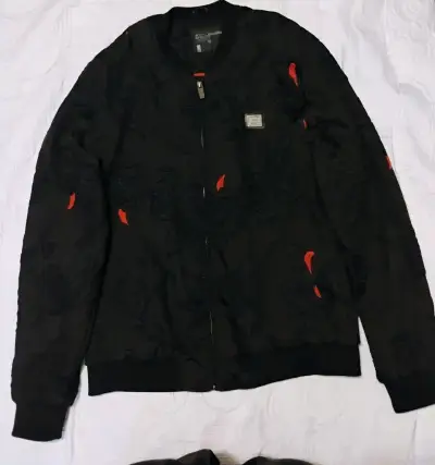 Chaqueta negra con estampado floral - miniatura 1