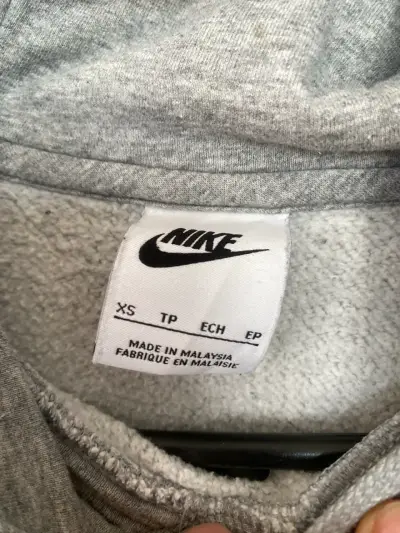 Polerón gris con capucha Nike - miniatura 2