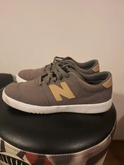 Zapatillas grises usadas beige marca new balance - miniatura 1