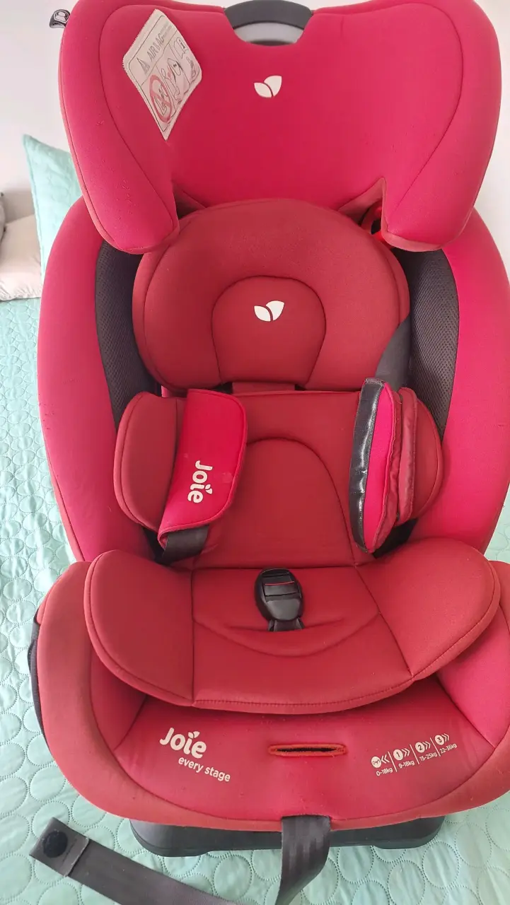 Silla de auto infantil roja marca Joie - 4