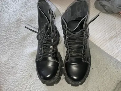 Botas negras de cuero - miniatura 1