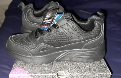Zapatillas negras Skechers nuevas - miniatura 1