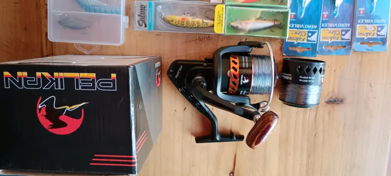 Carrete de pesca con señuelos