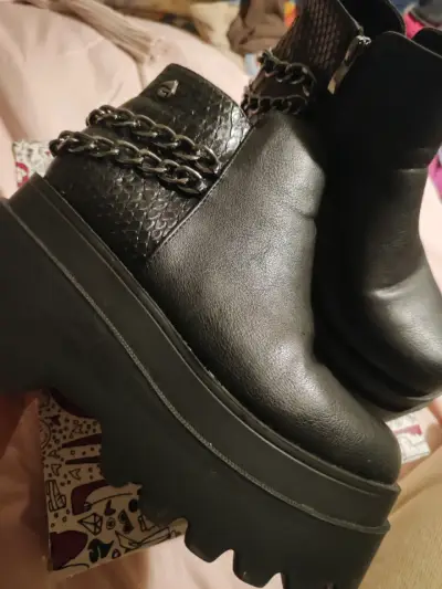 Botines negros con cadena - miniatura 1