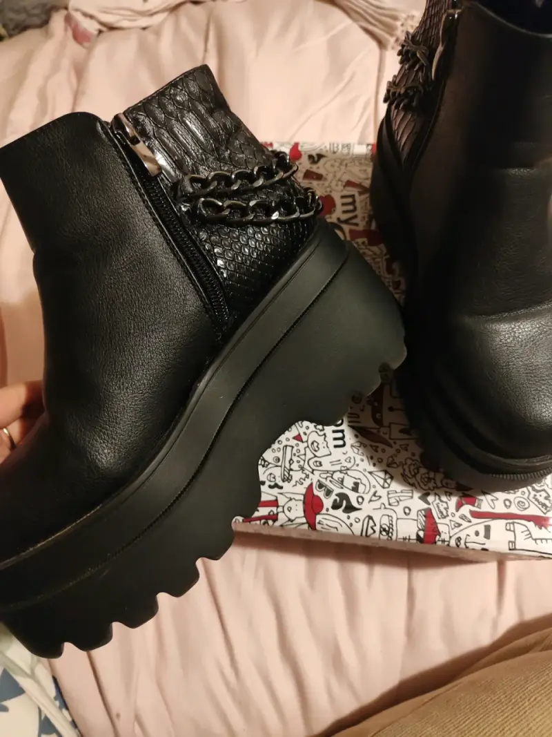 Botines negros con cadena - 2