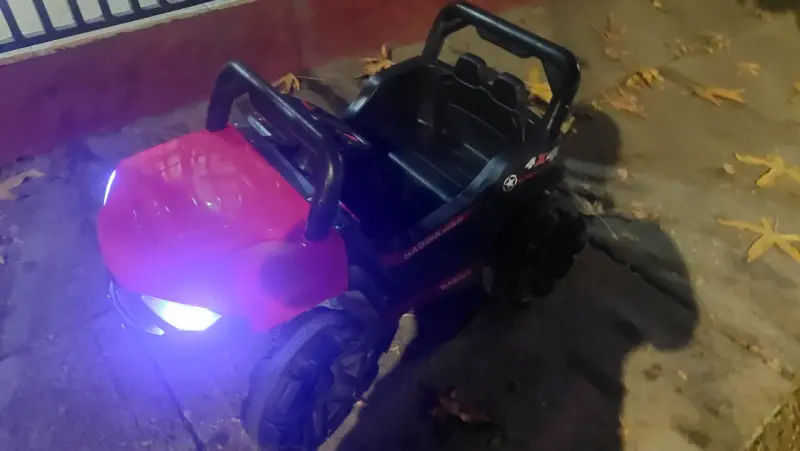 Auto eléctrico infantil rojo