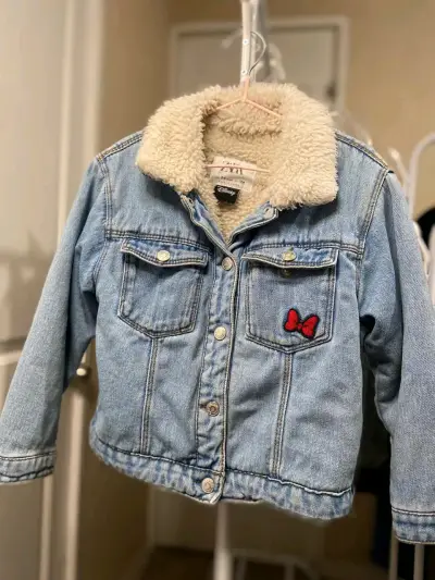 Chaqueta de mezclilla con parches - miniatura 2