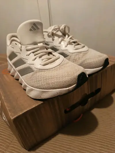 Zapatillas deportivas blancas - miniatura 1
