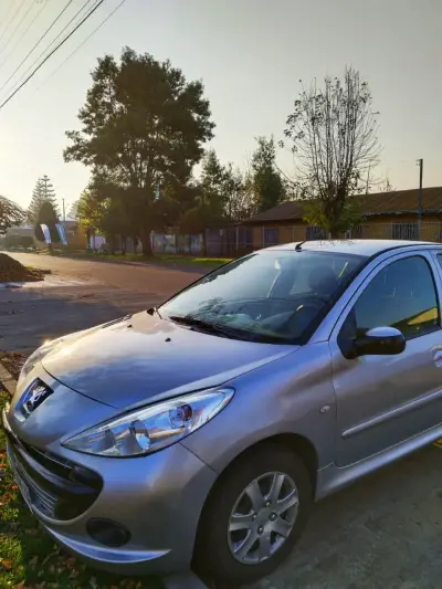 Auto Peugeot 207 Compact - miniatura 1