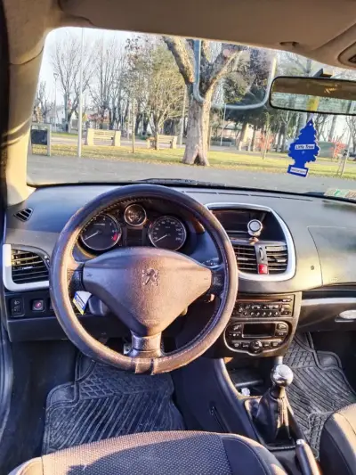 Auto Peugeot 207 Compact - miniatura 3