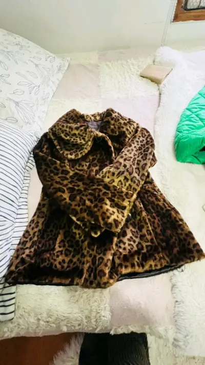 Abrigo estilo animal print - miniatura 1