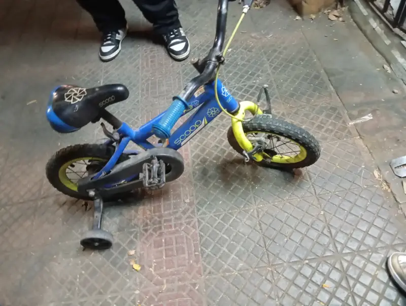 Bicicleta infantil azul y amarilla