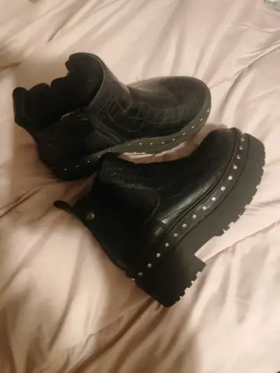 Botas negras con tachuelas - miniatura 1