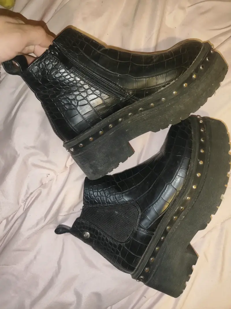 Botas negras con tachuelas - 2