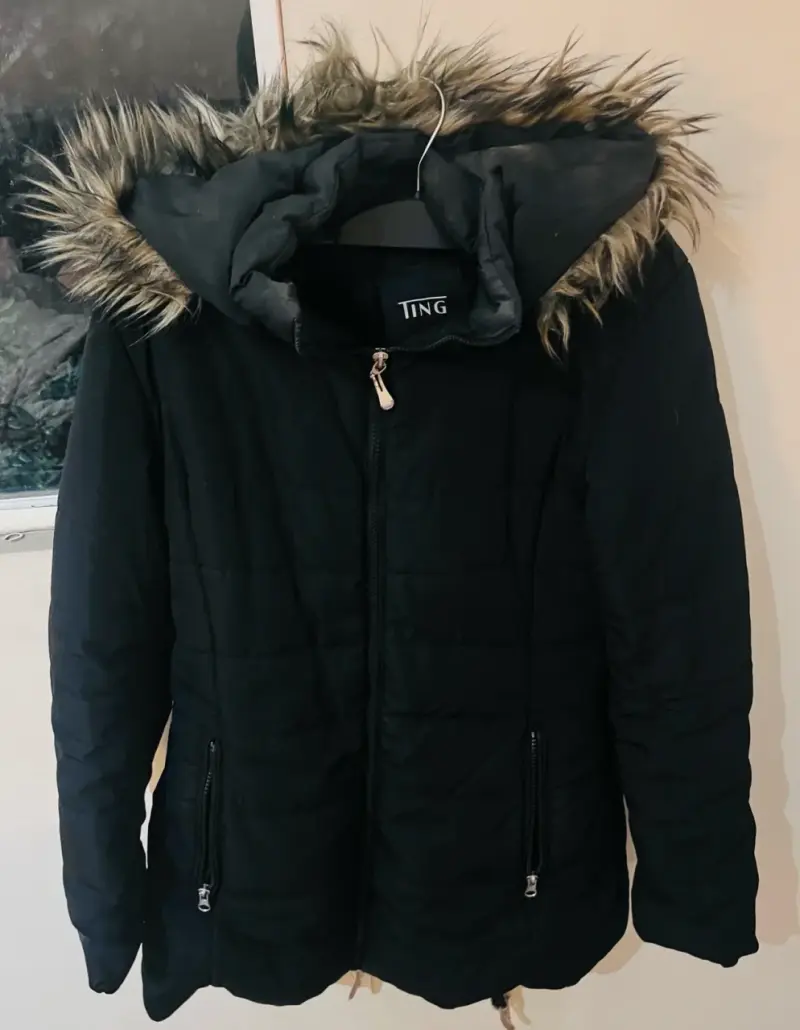 Parka negra con capucha de pelo - 1