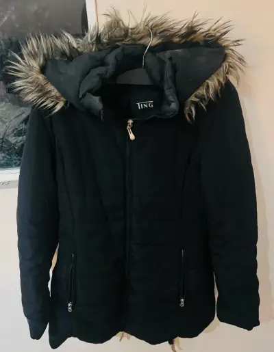 Parka negra con capucha de pelo - miniatura 1