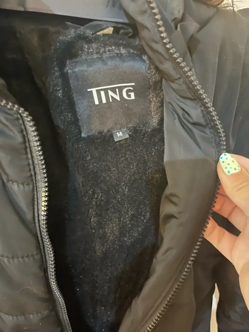 Parka negra con capucha de pelo - 2