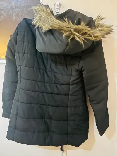 Parka negra con capucha de pelo - miniatura 3