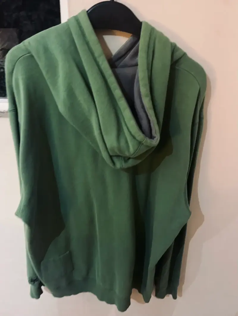Polerón verde con capucha - 2