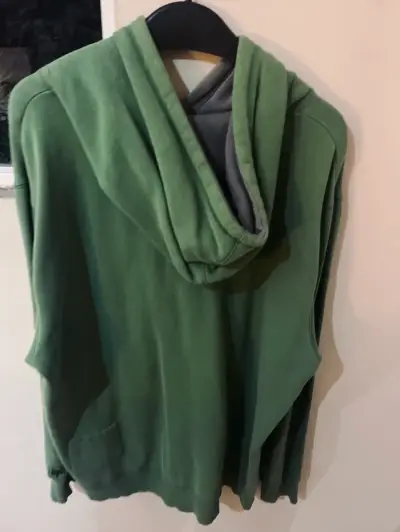 Polerón verde con capucha - miniatura 2