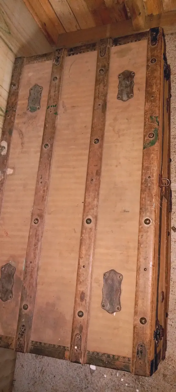 Baúl antiguo madera y metal