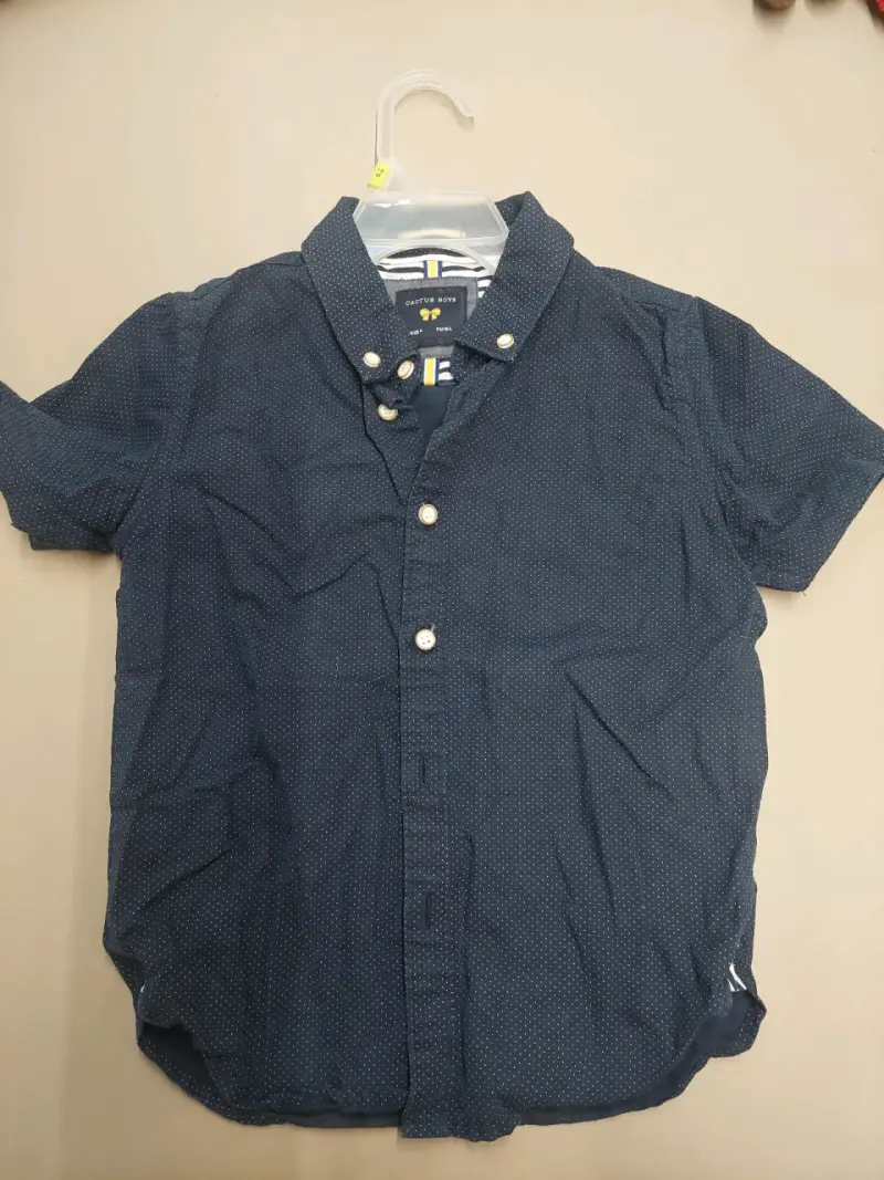 Camisa azul de niño