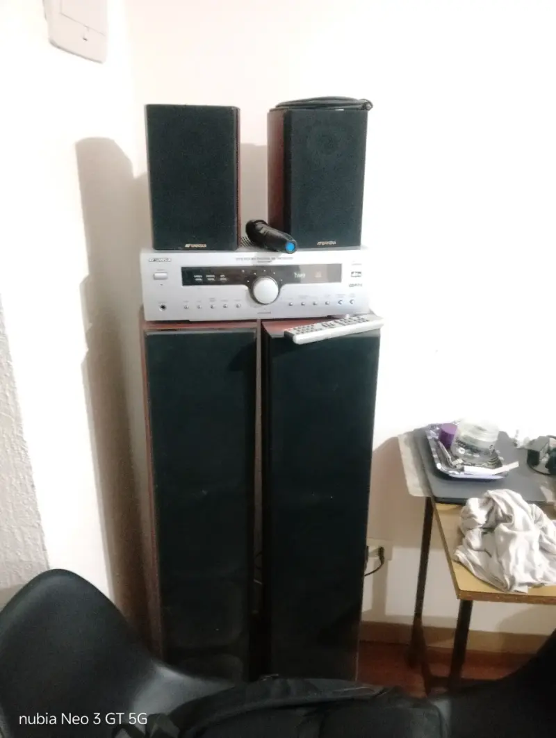 Equipo de sonido con parlantes