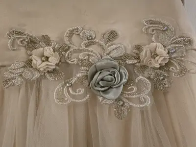 Vestido de niña con flores beige - miniatura 2