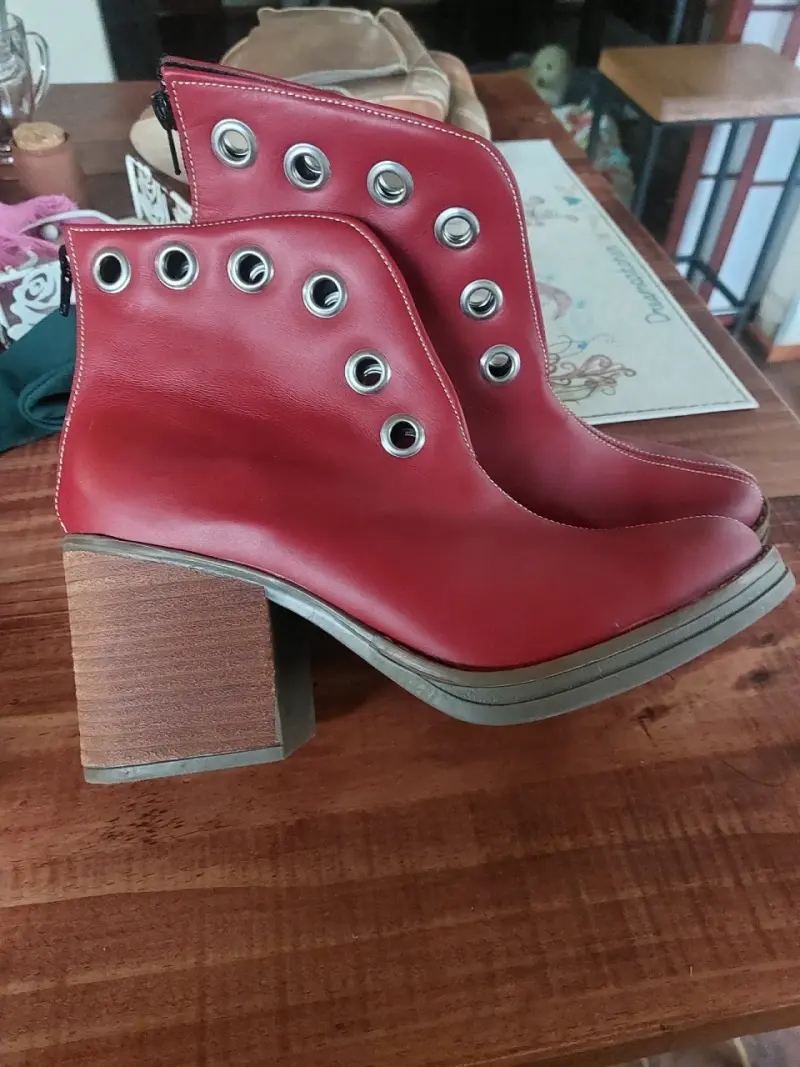 Botines rojos con ojales - 1