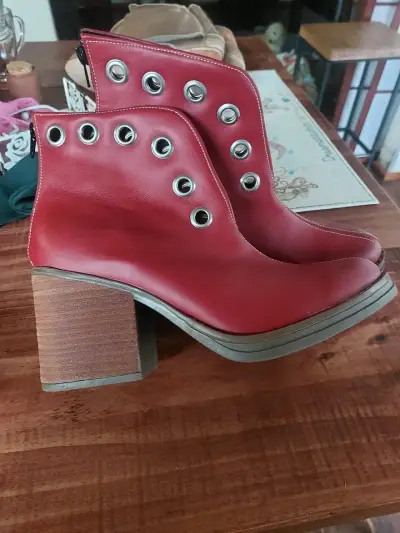 Botines rojos con ojales - miniatura 1