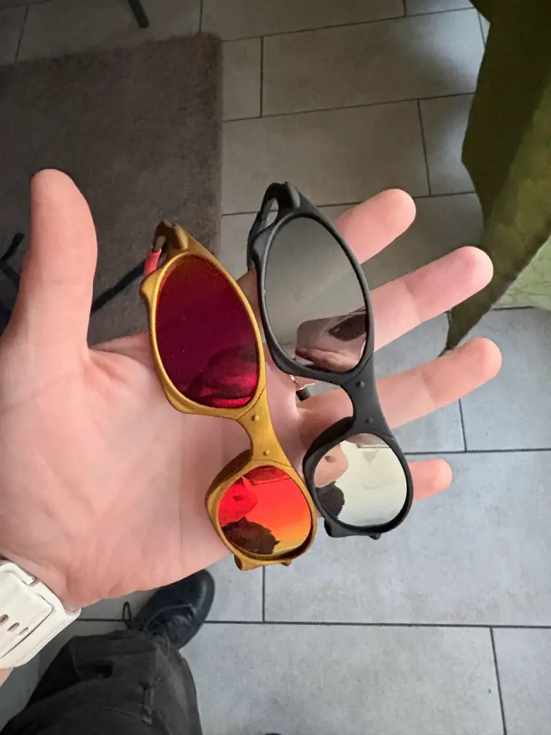Par de gafas de sol deportivas