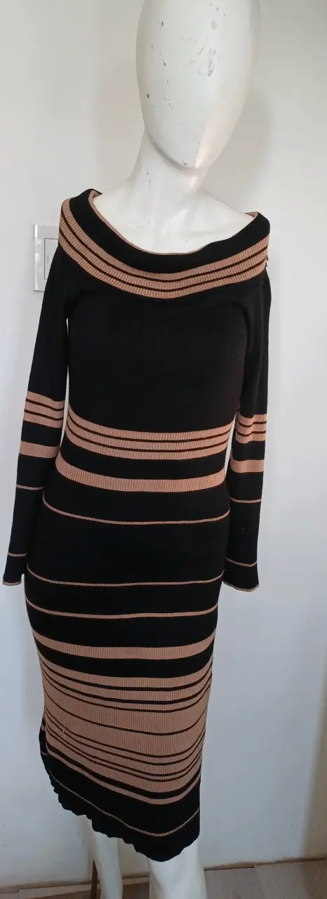 Vestido ajustado negro con rayas
